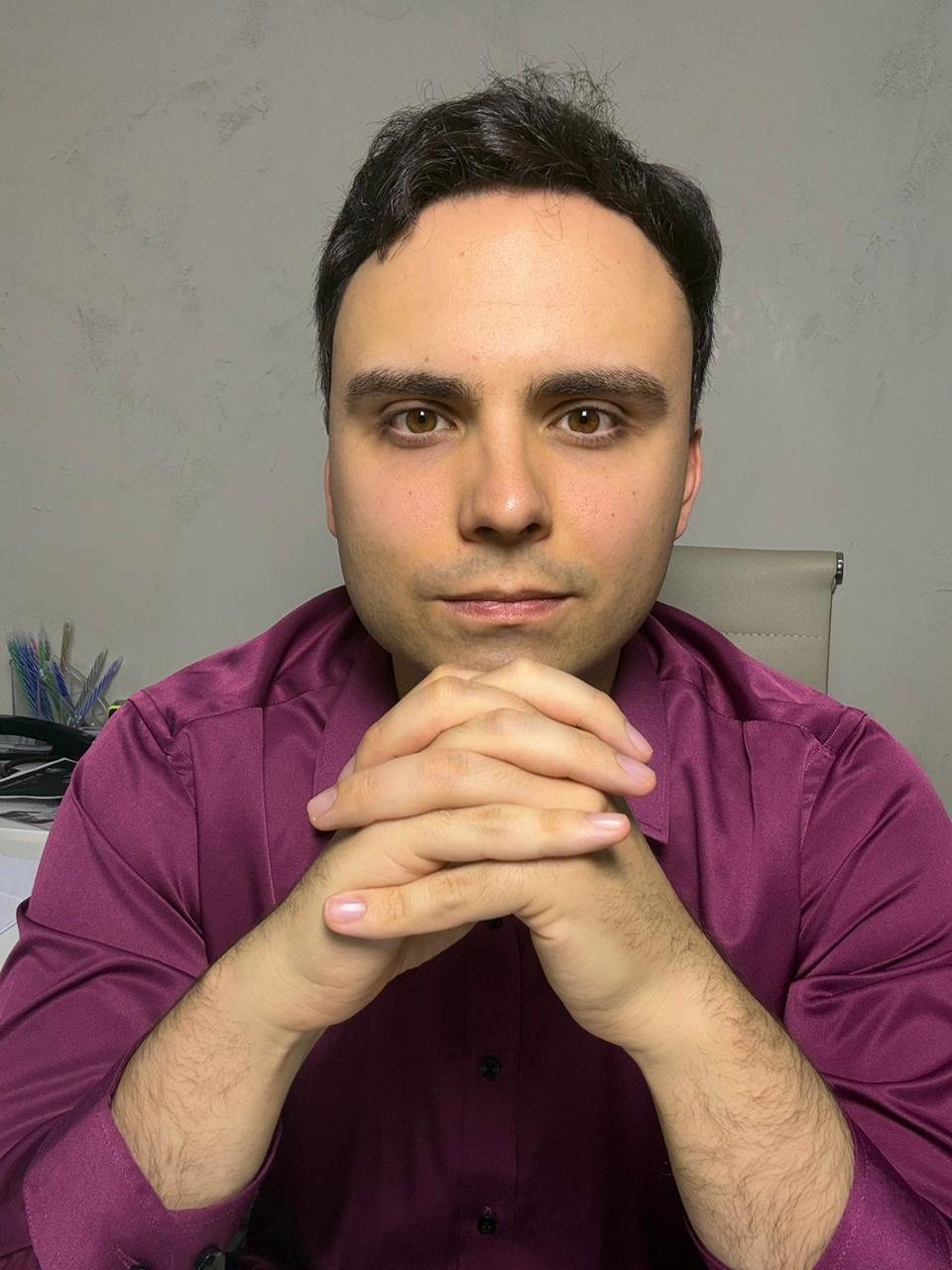 Dr. Lucas Batistuzzo no consultório